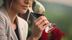I giovani e il vino. Quel che non gli piace e che non fa gruppo. E pure è nostra tradizione